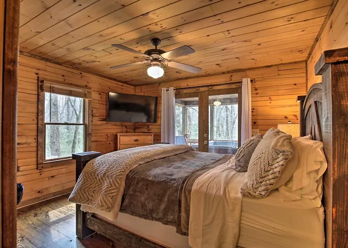 Picturesque Mountain Cabin With Hot Tub And Fire Pit!